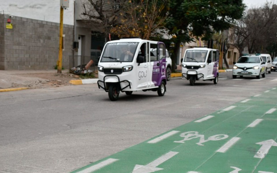 La empresa privada GOU exhibe en la ciudad los vehículos eléctricos carrozados de tres ruedas